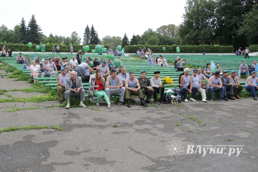 В Великих Луках отмечают День ВДВ (ФОТО)