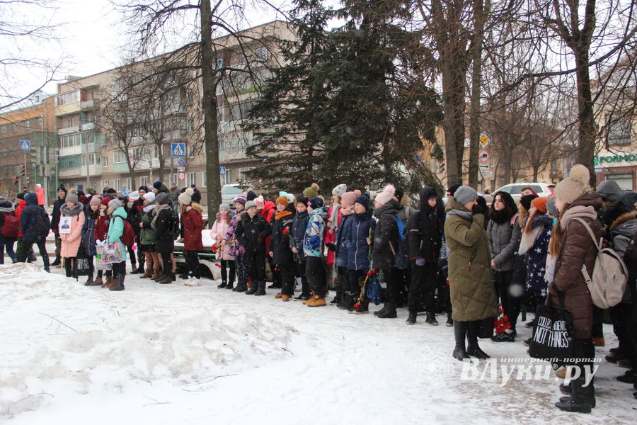 Великолучане почтили память героев-десантников