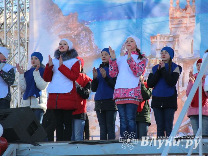 В Великих Луках празднуют День воссоединения Крыма с Россией (ФОТО)