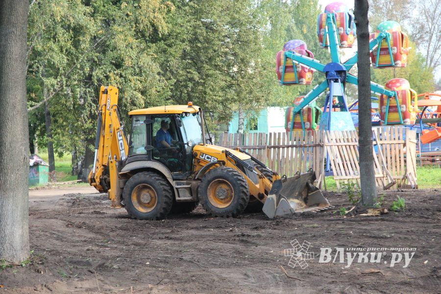 В великолукском парке приступили к планировке территории (ФОТО)