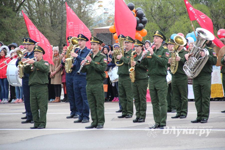 В Великих Луках прошел Парад Победы (ФОТО)