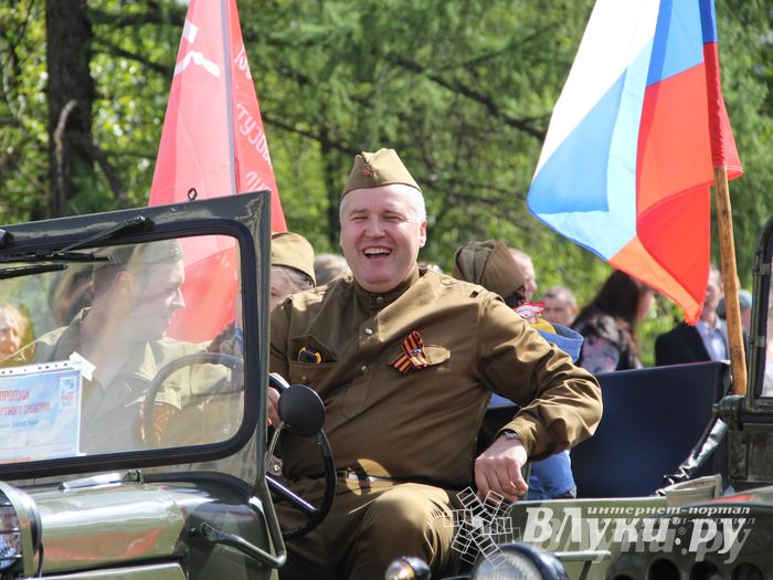 Парад Победы в Великих Луках (фото)