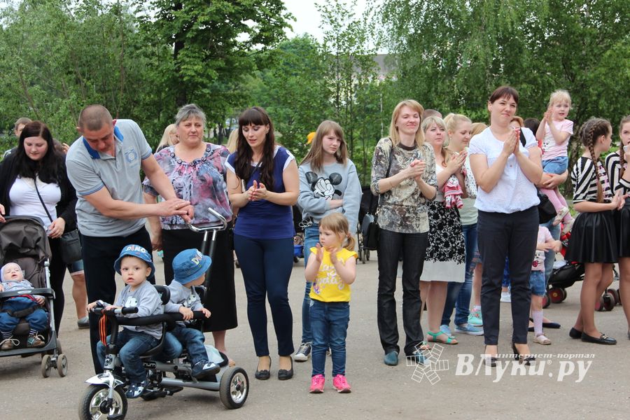 В Великих Луках чествовали близнецов (ФОТО)