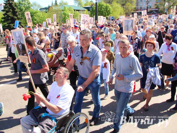 По центральному проспекту Великих Лук прошёл  «Бессмертный полк» (0+) (ФОТО)