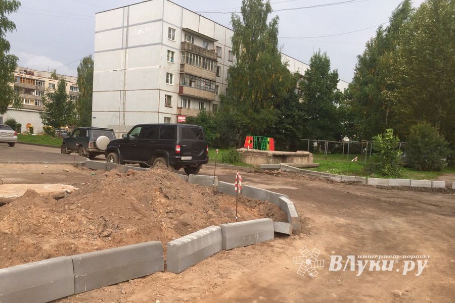 На ул. Гражданской ремонтируют въезд во двор (ФОТО)