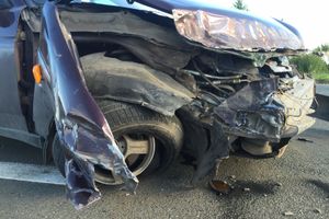 На трассе Рига-Москва столкнулись легковушка и фура (ФОТО)