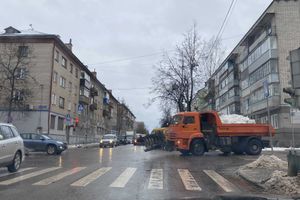 Великие Луки очищают от снега и сосулек (ФОТО)