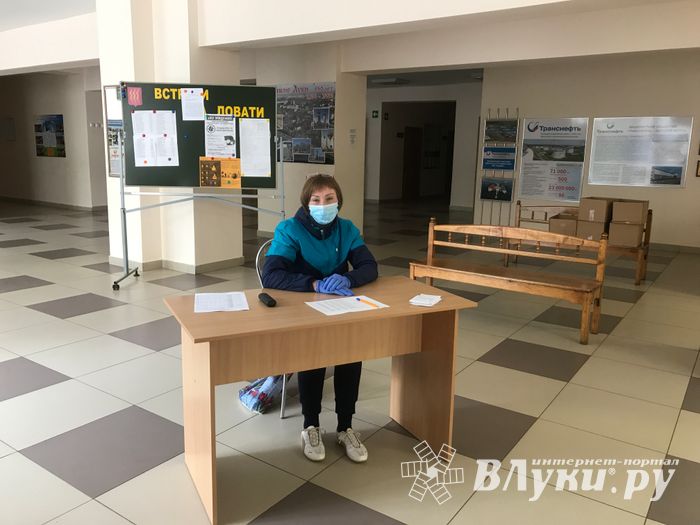 Великолукским школьникам стали раздавать продуктовые наборы (ФОТО)