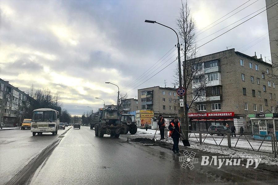 В Великих Луках очищают обочины улиц от снега (ФОТО)