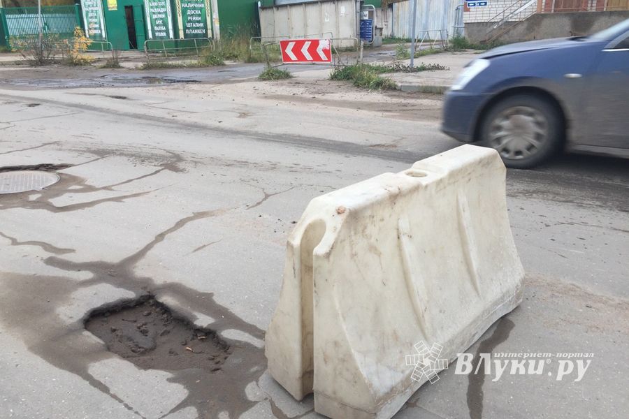 И в дождь, и в стужу бетон — на лужу (ФОТО)