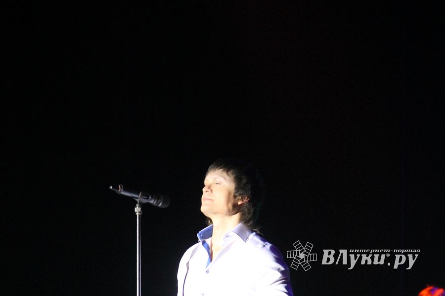 В Великих Луках состоялся концерт Артура (фото)