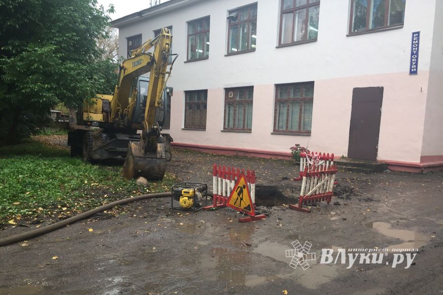 В скором времени ул. Сибирцева в Великих Луках останется без «лечебного гейзера» (ФОТО)