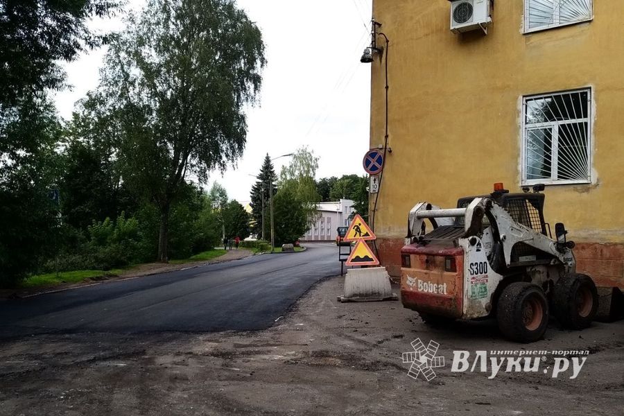 Улицу Некрасова в Великих Луках асфальтируют (ФОТО)