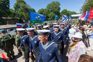 В День России Андрей Турчак принял участие в Марше Мира Воздушно-десантных войск (фото)
