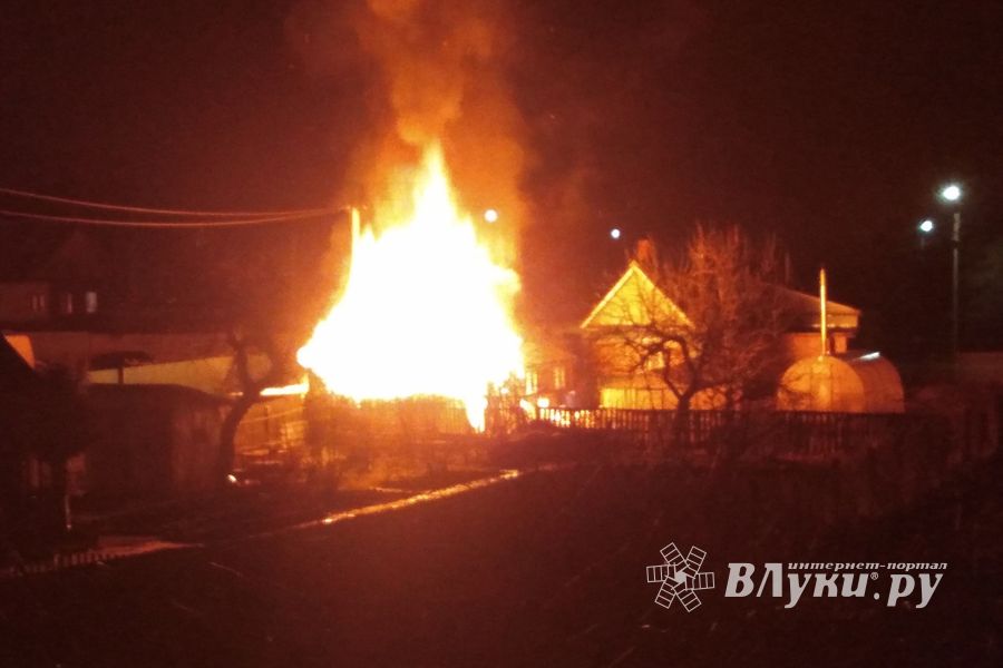 В Великих Луках пожар в жилом секторе (ФОТО)