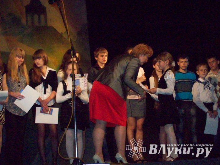 Великолукская школа № 2 торжественно подвела итоги года 