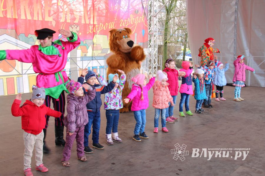 В Великих Луках проходит Весенняя ярмарка (ФОТО)