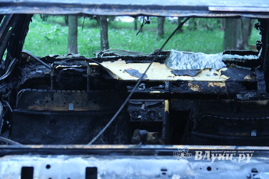 В Великих Луках сгорел очередной автомобиль