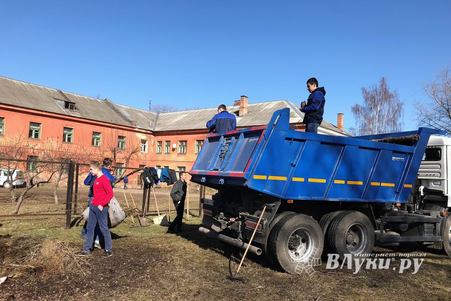 Студенты Великолукского политехнического колледжа вышли с вилами (ФОТО)