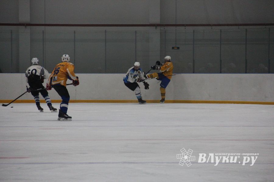 Две великолукские команды хоккеистов одержали победы в домашних матчах (ФОТО)