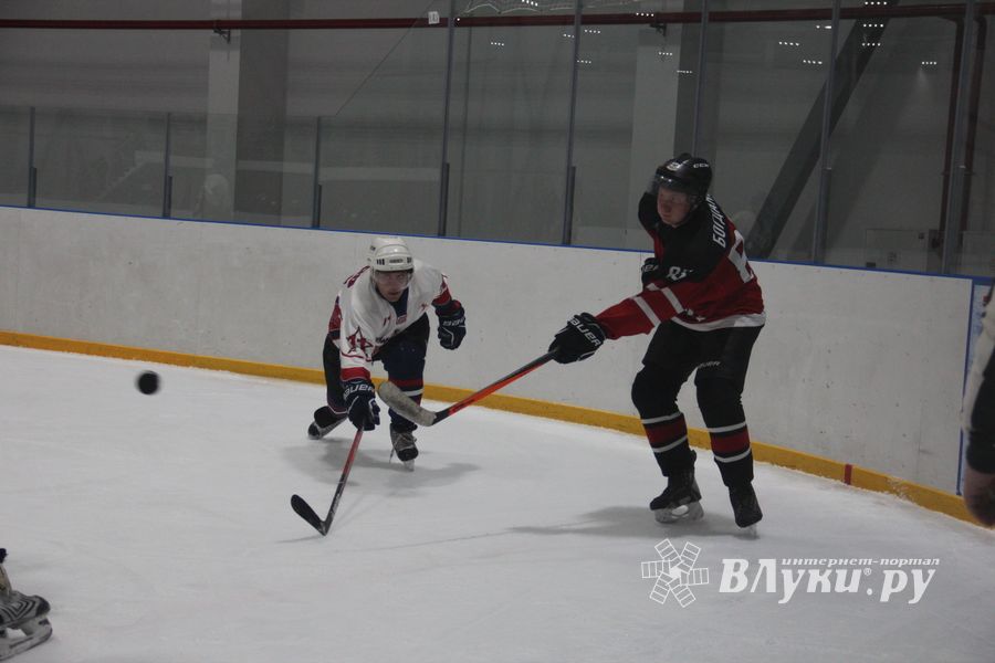 В Великих Луках прошёл первый матч Кубка Псковской области по хоккею (ФОТО)