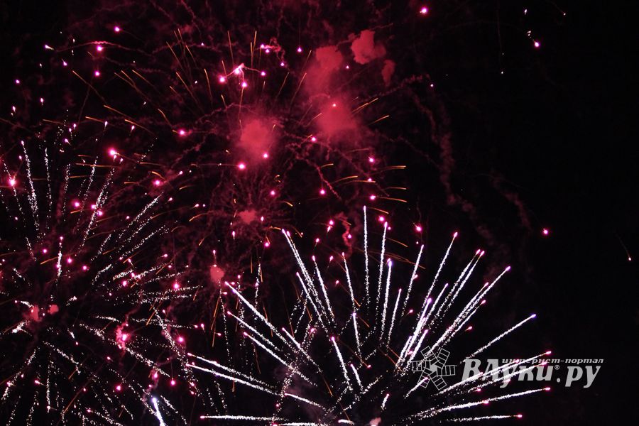 Праздничный салют в честь Дня города