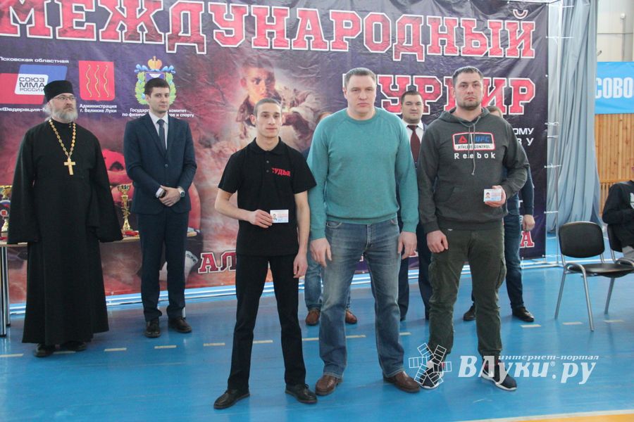 В Великих Луках проходит открытый кубок по смешанному боевому единоборству ММА (ФОТО) (12+)