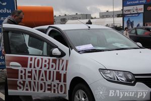 В Великих Луках прошла «Весенняя автоярмарка Великие Луки — 2015» (фото)