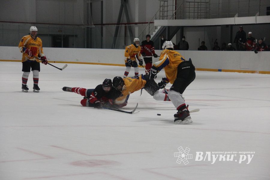 Хоккейные матчи чемпионатов города Великие Луки и Псковской области по хоккею прошли в СОК «Айсберг» (ФОТО)