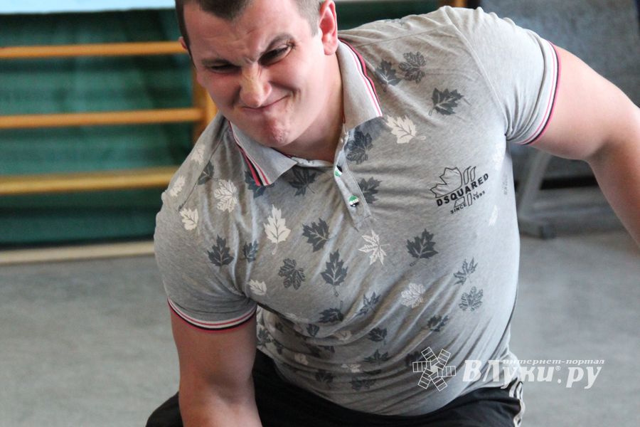 Первенство по русскому жиму штанги и силе хвата прошло в Великих Луках