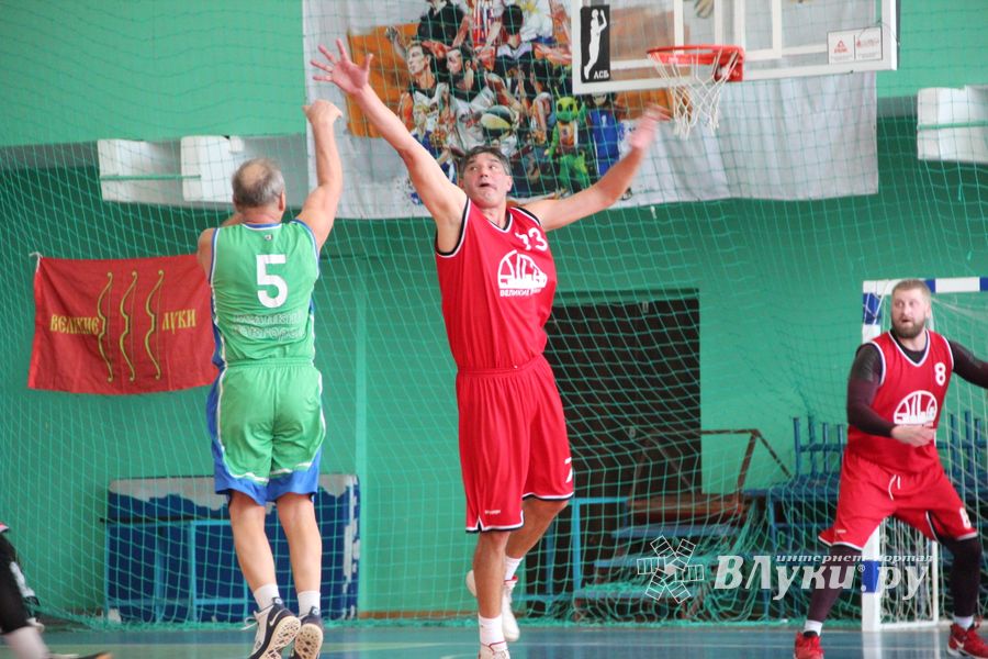 Великолучане — серебряные призеры межрегионального турнира ветеранов баскетбола (ФОТО)