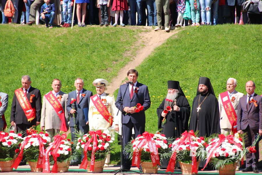 По центральному проспекту Великих Лук прошёл  «Бессмертный полк» (0+) (ФОТО)