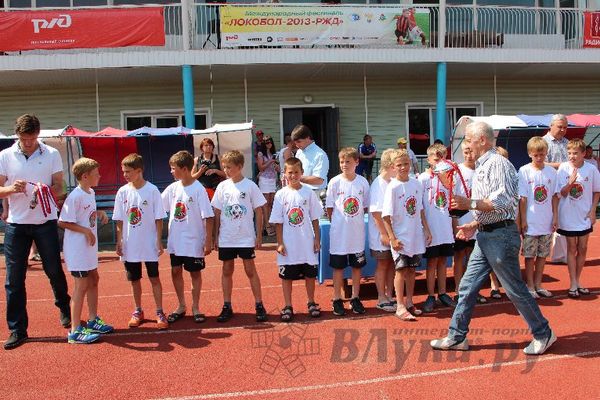 Юные футболисты из Калининграда стали победителями турнира «Локобол» в Великих Луках (фото)
