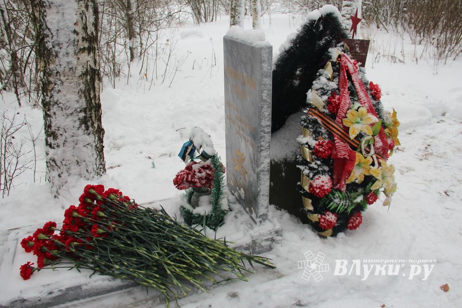 Никто не забыт: в Великих Луках благоустроили могилу неизвестного солдата (ФОТО)