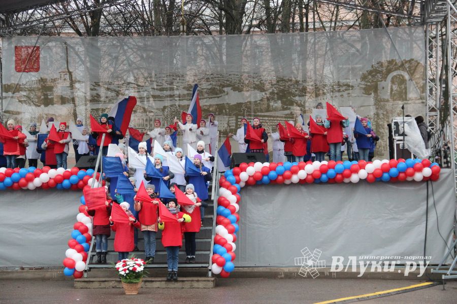 Митинг и праздничные гуляния в Великих Луках (ФОТО)
