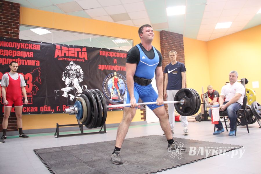 В Великих Луках прошел открытый городской турнир по пауэрлифтингу (фото)