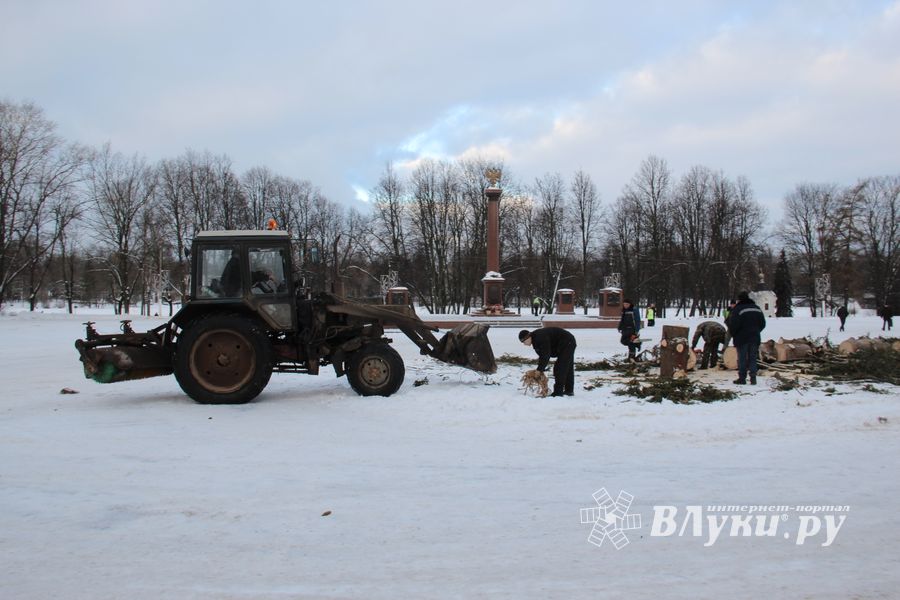 Главная городская ёлка отправилась на свалку (ФОТО)