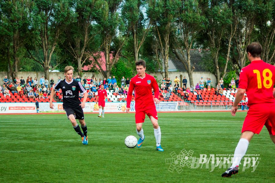 Матчи по футболу в рамках Первенства России проходят в Великих Луках (фото)