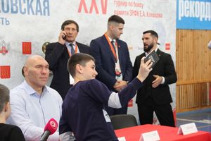 Николай Валуев провел автограф-сессию для спортсменов и участников турнира по боксу памяти Евгения Клевцова (ФОТО)