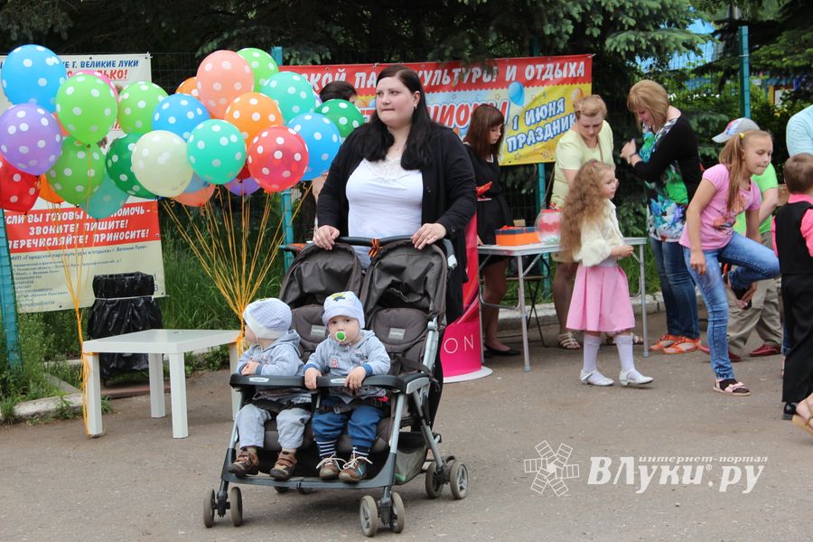 В Великих Луках чествовали близнецов (ФОТО)