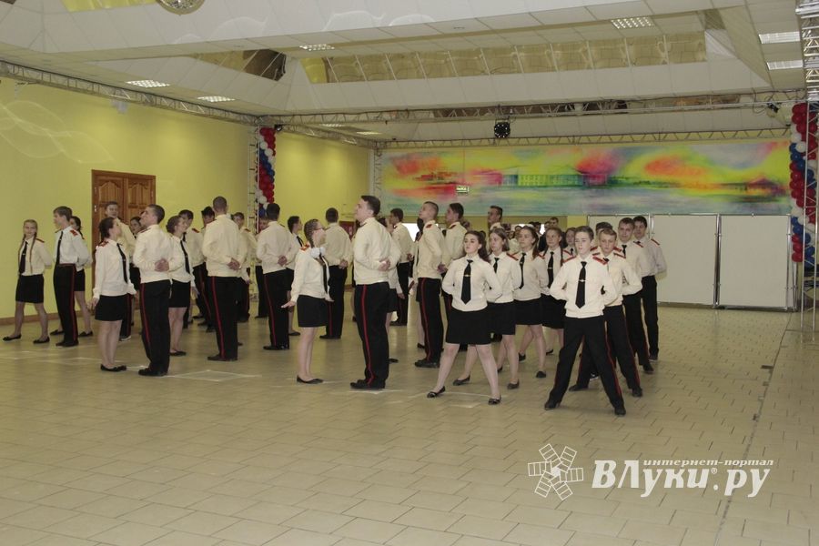 В Великих Луках состоялся кадетско-лицейский бал (ФОТО)