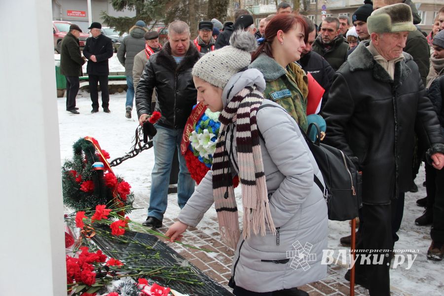 Великолучане почтили память героев-десантников