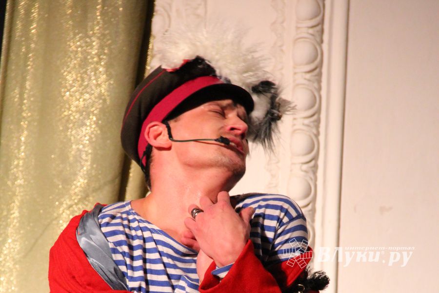 Кони стоят пьяные, хлопцы запряженные — в ГДК Ленина сыграли «Свадьбу в Малиновке» (ФОТО)