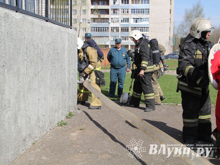 В Великих Луках прошли соревнования пожарных расчетов