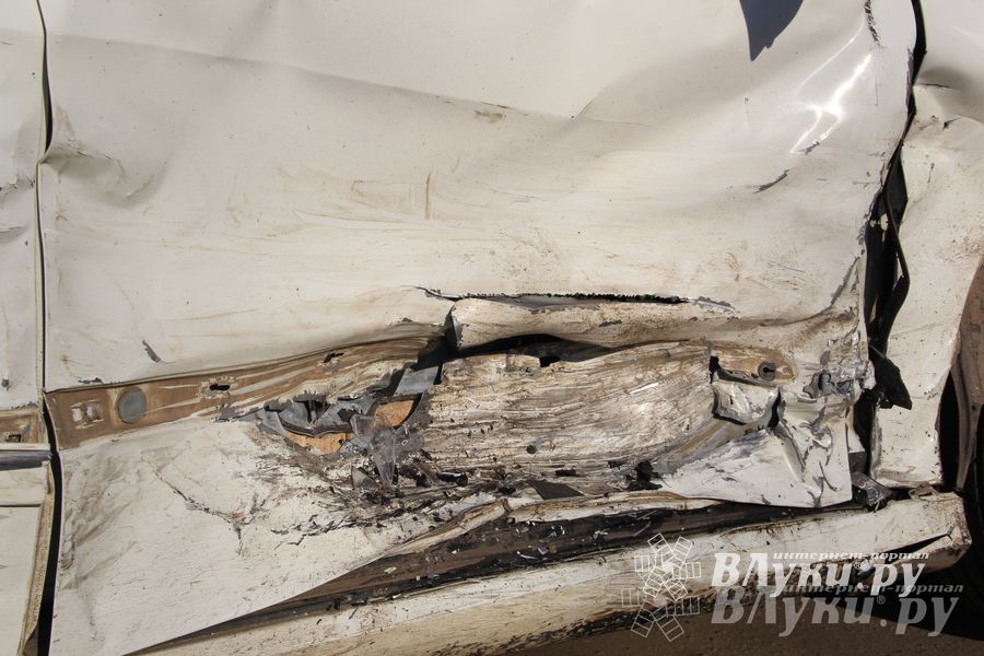 В Великих Луках столкнулись Мерседес и Мазда (фото)