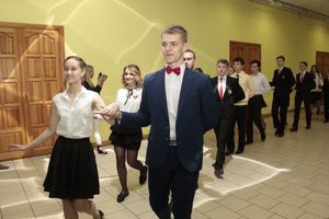 В Великих Луках состоялся кадетско-лицейский бал (ФОТО)