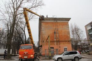 В жилом доме на улице Нелидовской начали ремонт крыши (ФОТО)