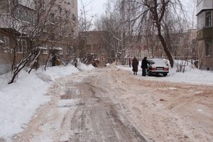 В великолукском дворе замечен трактор, убирающий снег