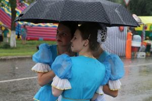 Андрей Турчак встретил День города Новосокольники вместе с жителями под проливным дождем (ФОТО)