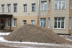 В Великих Луках приводят в порядок территорию Хирургического корпуса больницы (ФОТО)